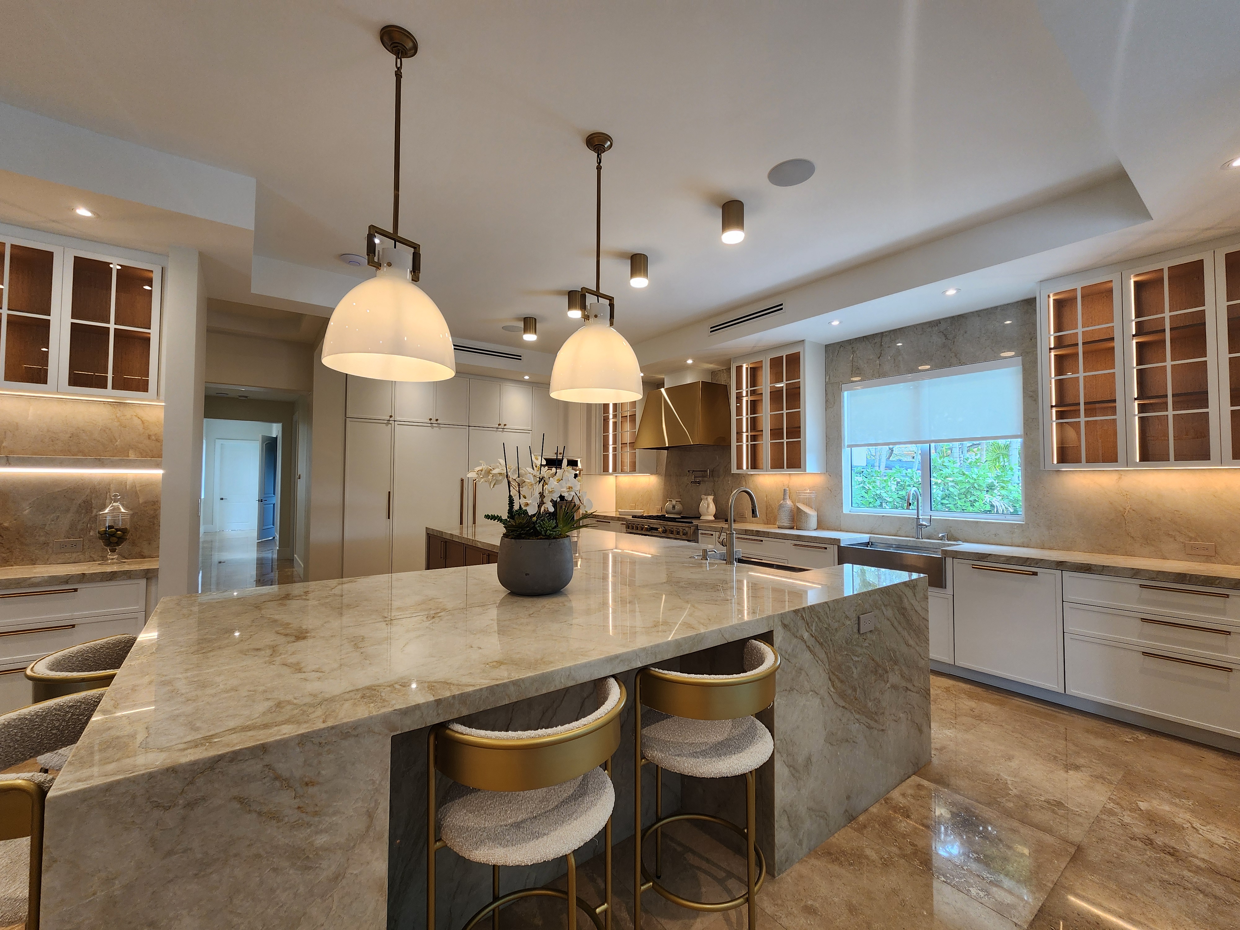 Luxury kitchen by Maxx Designs